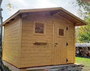 casetta in legno classica con portavasi e finestrella frontale