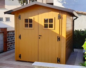 casetta classica con porte frontali in legno