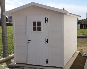 casetta in legno bianca con porta a battente