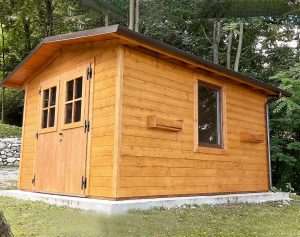 casetta in legno con ampie finestre