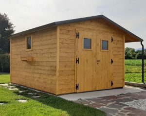 casetta in legno con porte a battente e finestre