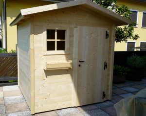 Casetta per giardino classica in legno chiaro