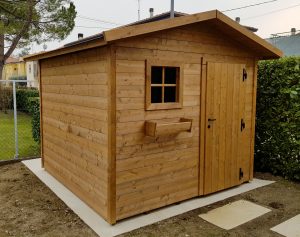 casetta in legno classica con finestrella e porta a battente