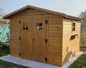 casetta in legno per giardino classica con doppia porta a battente a Treviso