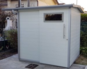 casetta in legno bianca con porta scorrevole