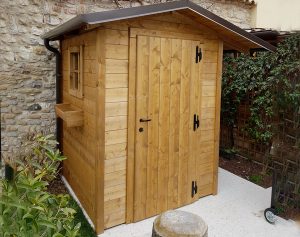 casetta in legno classica con finestra e portavasi laterale