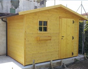 Casetta in legno classica con portavasi frontale e finestrella