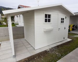 Casetta in legno bianca con tettoia e portavasi frontale