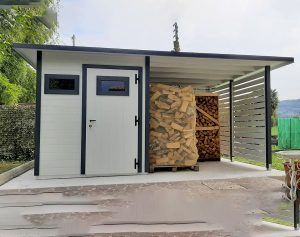 casetta in legno bianca con finiture grigio scuro