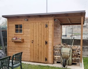Casetta in legno con legnaia