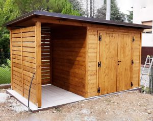 Casetta in legno con doppia porta a battente
