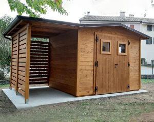 Casetta in legno con due porte a battente