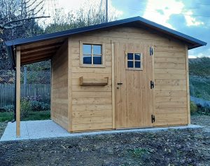 casetta in legno con porta battente a Treviso