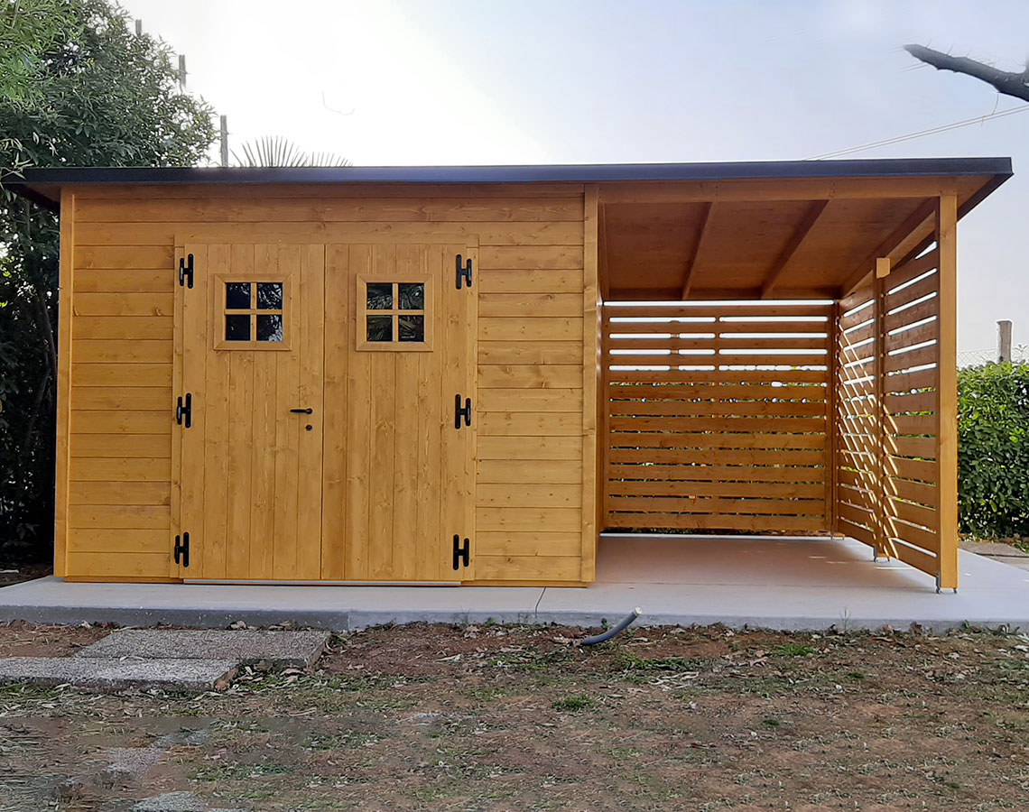 casetta in legno con tettoia a Pordenone