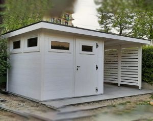 casetta in legno bianca con finestre e pannelli frangivista laterali