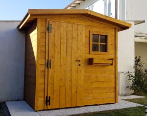Casetta in legno addossata al muro di casa con portavasi e finestrella
