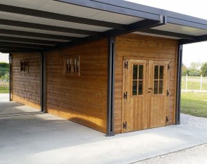 Casetta in legno addossata a parete