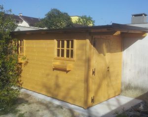Casetta in legno addossata al muro in provincia di Pordenone