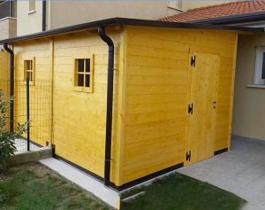 Casetta in legno addossata a parete a Treviso
