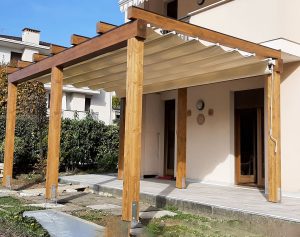 Pompeiana autoportante in legno color noce con tenda manuale in provincia di Pordenone