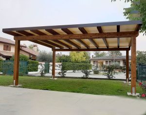 Pompeiana in legno autoportante con profilo in lamiera e copertura in pvc color avorio