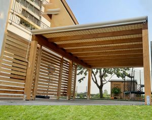 Pompeiana autoportante in legno con copertura in telo pvc e rete di rinforzo