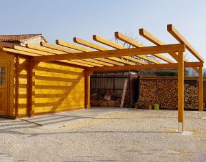 Pompeiana in legno autoportante con rinforzi antivento a Conegliano