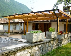 Pompeiana autoportante in legno con copertura in policarbonato trasparente in provincia di Treviso