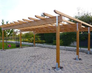 Pompeiana in legno autoportante con staffe zincate per la tenuta la vento