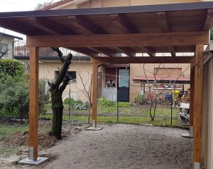 tettoia in legno per auto color noce a Conegliano