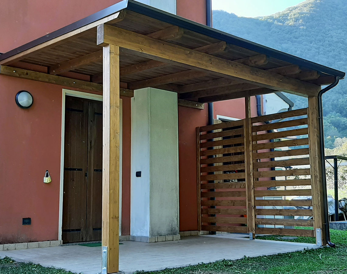 tettoia in legno per porta d'ingresso con pannelli frangivista