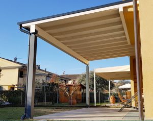 Tettoia in legno bianca addossata a parete