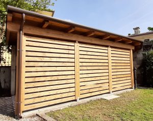tettoia in legno addossata a parete con pannelli frangivista a San Vendemmiano