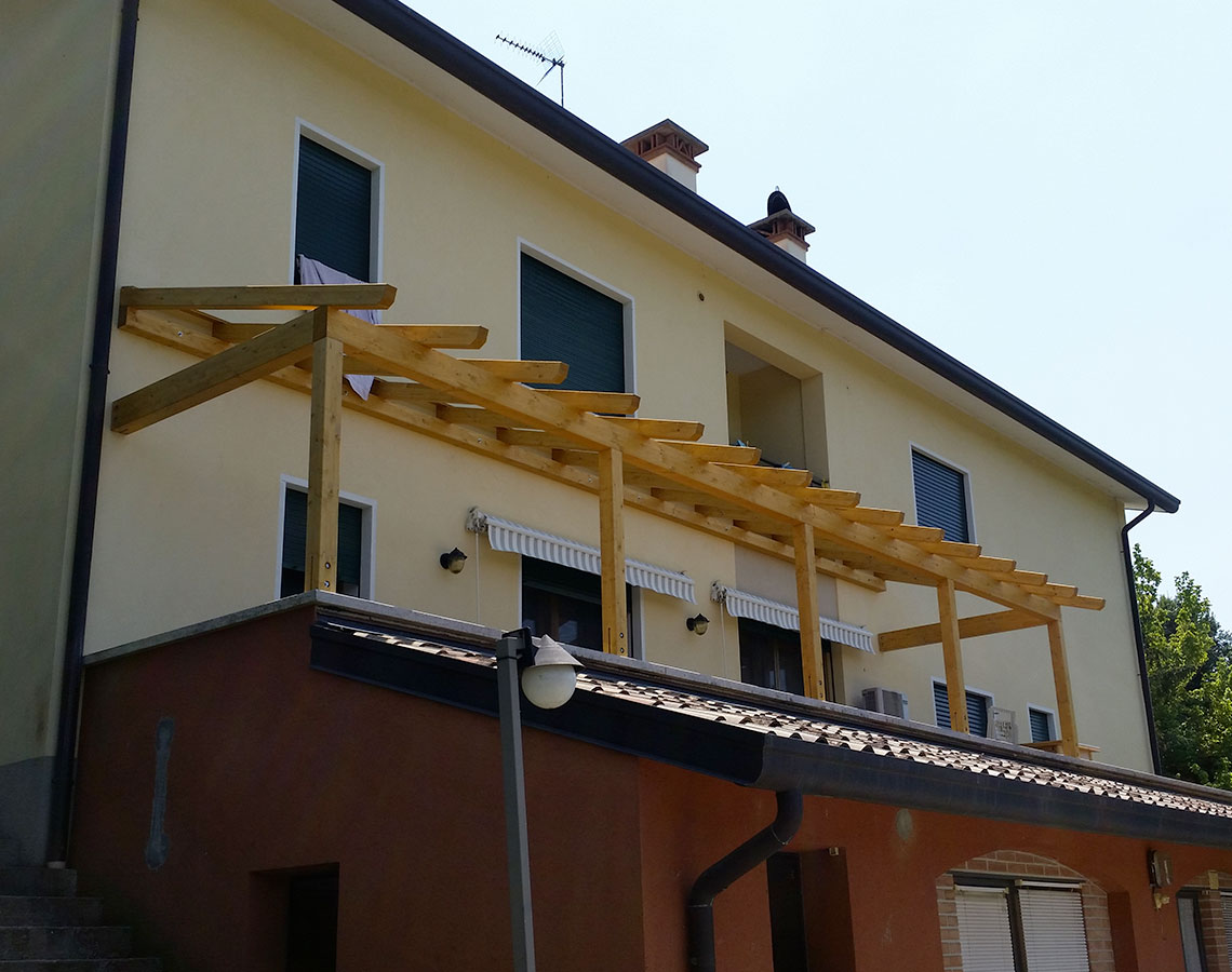 Tettoia in legno addossata a parete per terrazzo a Treviso