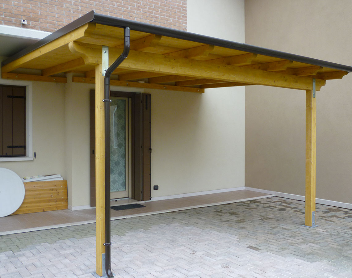 Tettoia con copertura in legno a Treviso