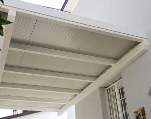 Tettoia in legno bianca addossata con copertura