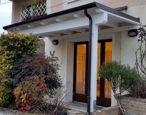 Tettoia in legno per porta d'ingresso in vernice bianca