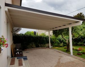 Tettoia in legno con verniciatura bianca a Pordenone