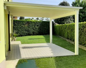Tettoia in legno bianca addossata a parete a Treviso