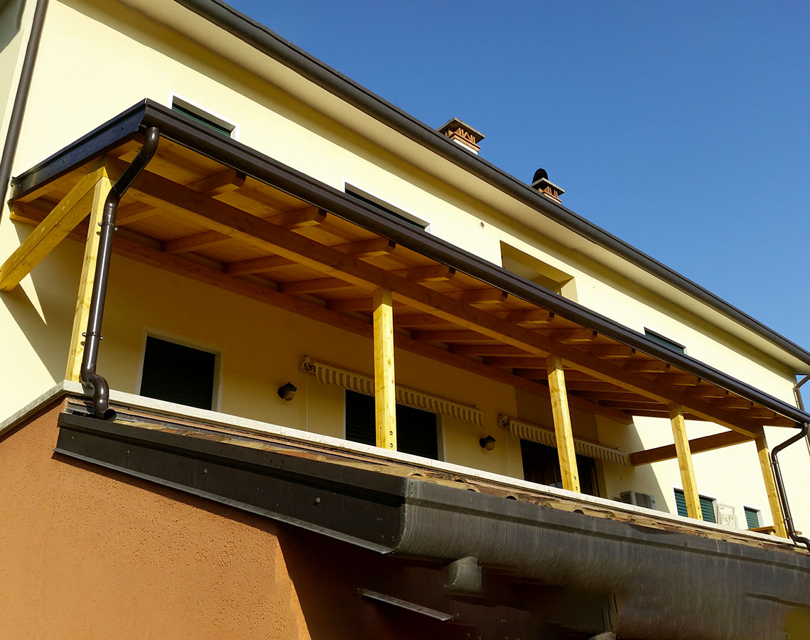 Tettoia in legno per terrazzo addossata presso abitazione a Treviso