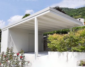 Casetta in legno bianca moderna con portico