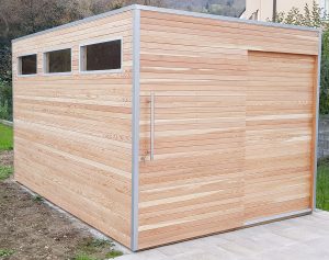 casetta in legno moderna con porta scorrevole e finestrelle