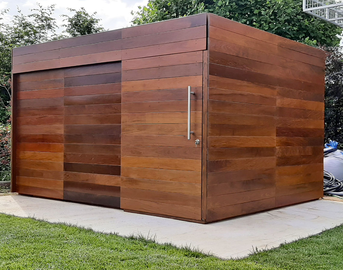 casetta in legno moderna con porta scorrevole in tinta legno