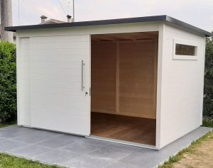 casetta in legno moderna con porta scorrevole bianca