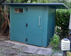 casetta moderna colorata con porta a battente