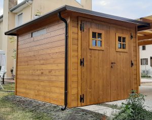 casetta in legno moderna con piccole finestrelle a Pordenone