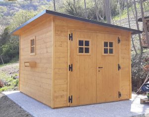 casetta in legno moderna con doppia porta a battente