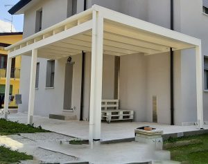 pompeiana moderna bianca addossata a parete con pendenza nascosta in provincia di Treviso