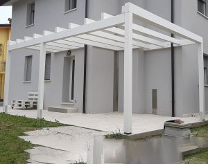 pompeiana moderna bianca addossata a parete con pendenza nascosta