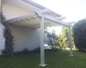 Pompeiana bianca in legno con tenda di copertura scorrevole manuale
